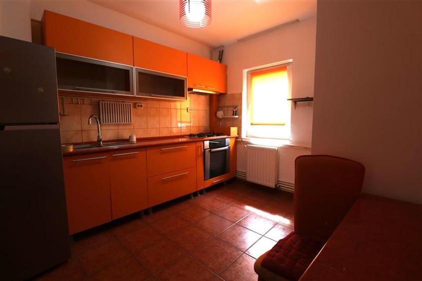 Apartament cu 2 camere semidecomandat, mobilat în Aradului