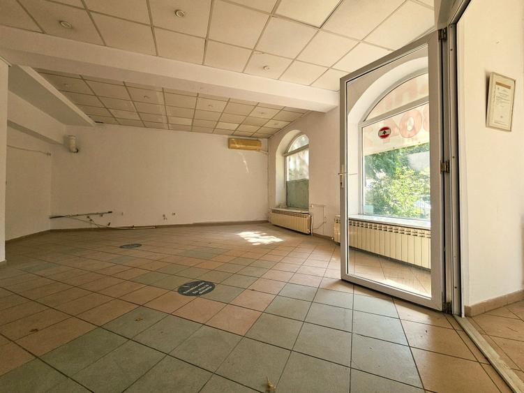 Casă individuală cu 10 camere cu Canalizare în Central
