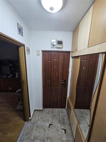 Apartament cu 3 camere semidecomandat, mobilat în Podu Roș