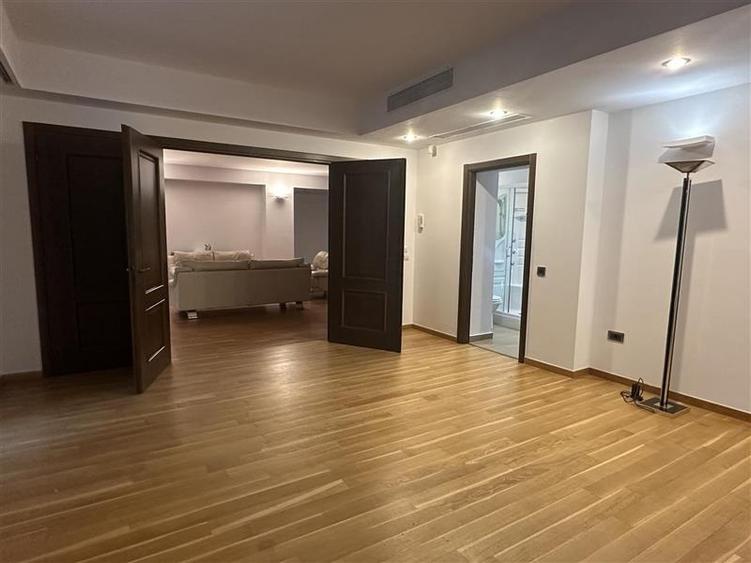 Apartament cu 4 camere semidecomandat, mobilat în Dorobanți