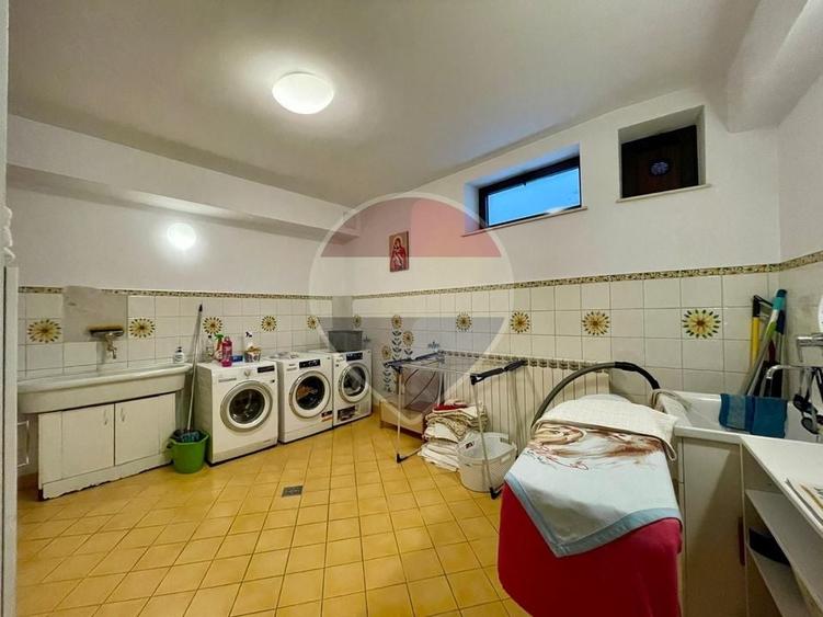 Casă individuală cu 11 camere cu Teren 1300 Mp în Schei