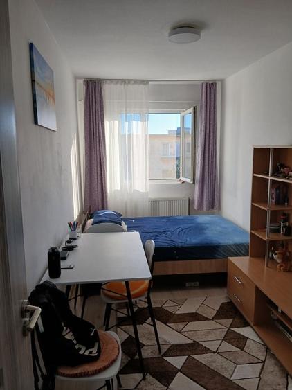 Apartament cu 3 camere semidecomandat în Central
