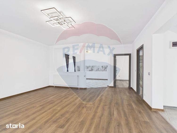 Casă cu 5 camere cu Teren 457 Mp în Vărăști