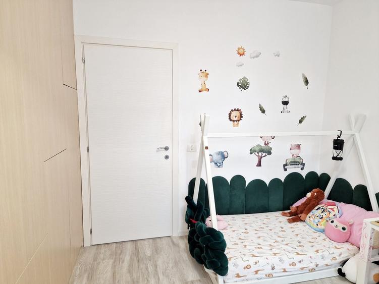 Apartament cu 3 camere decomandat în Roșu