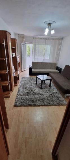 Apartament cu 2 camere semidecomandat, mobilat în Tei