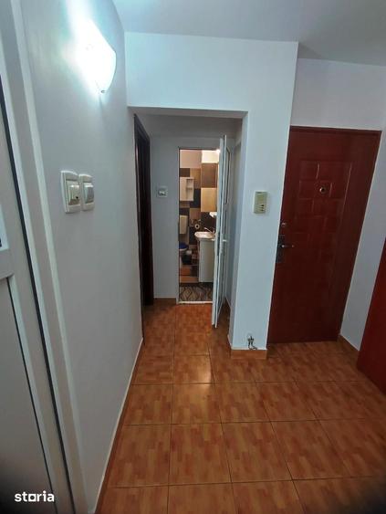Apartament cu 3 camere semidecomandat în Rahova