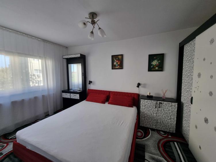 Apartament cu 3 camere semidecomandat, mobilat în Girocului