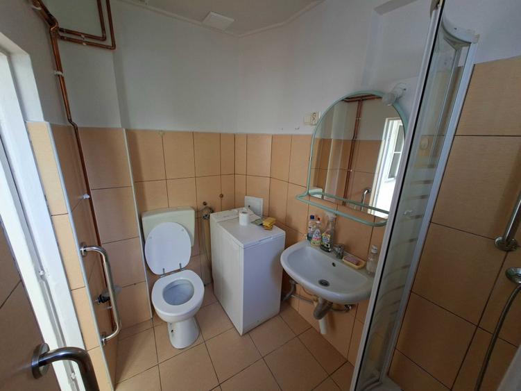 Casă cu 2 camere semidecomandat cu Teren 200 Mp în Central