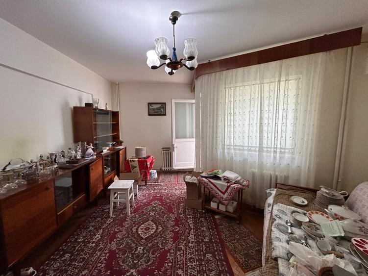 Apartament cu 3 camere decomandat în Călărași