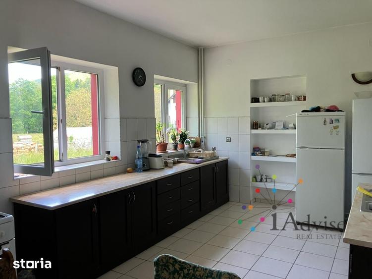 Casă cu 9 camere cu Teren 675 Mp în Central