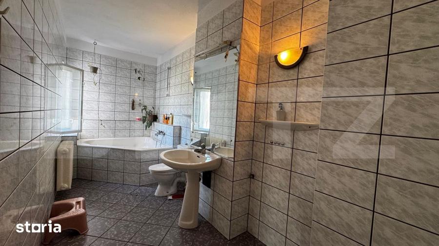 Casă cu 8 camere cu Teren 767 Mp în Lipoveni