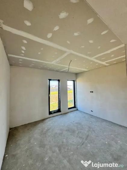 Casă cu 4 camere cu Teren 475 Mp în Mocira