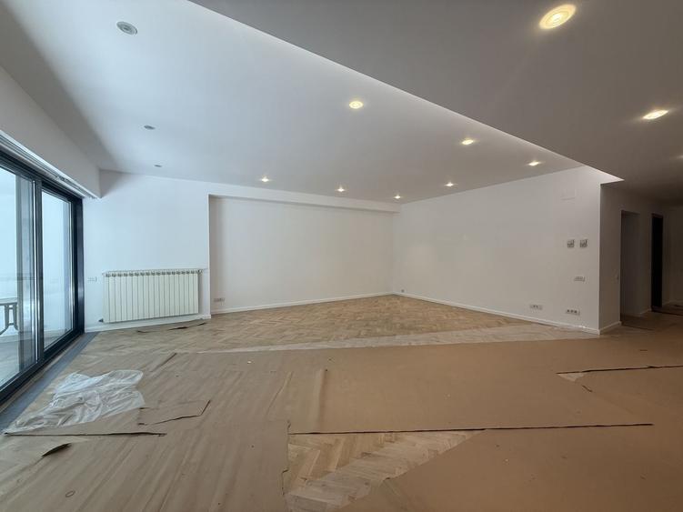 Apartament cu 3 camere semidecomandat, mobilat în Primăverii