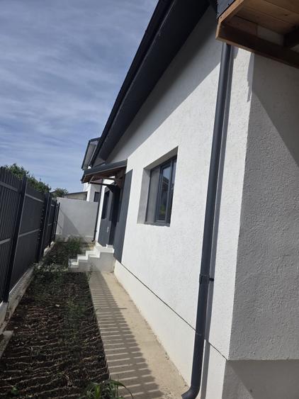 Casă cu 4 camere în Lumina