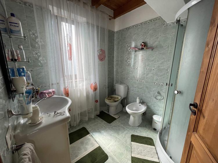 Casă individuală cu 10 camere cu Canalizare în Brâncoveni