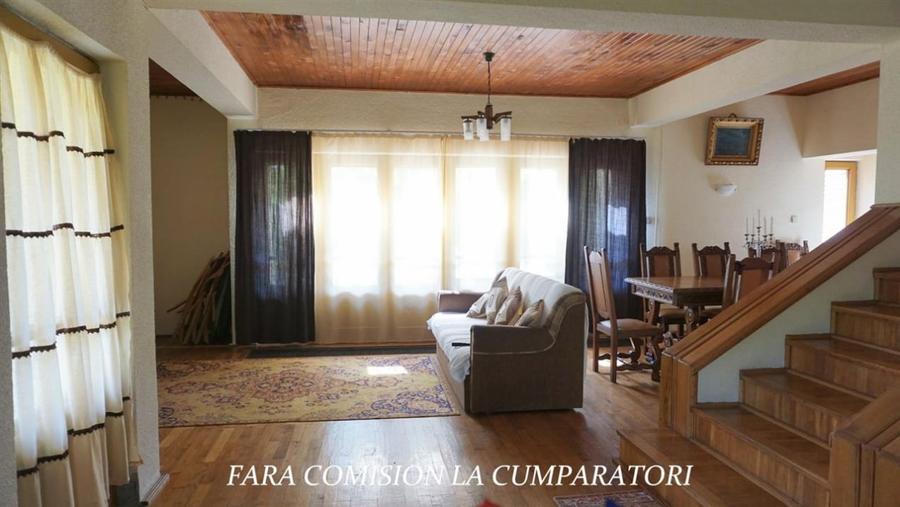 Casă individuală cu 7 camere cu Teren 2328 Mp în Dăești