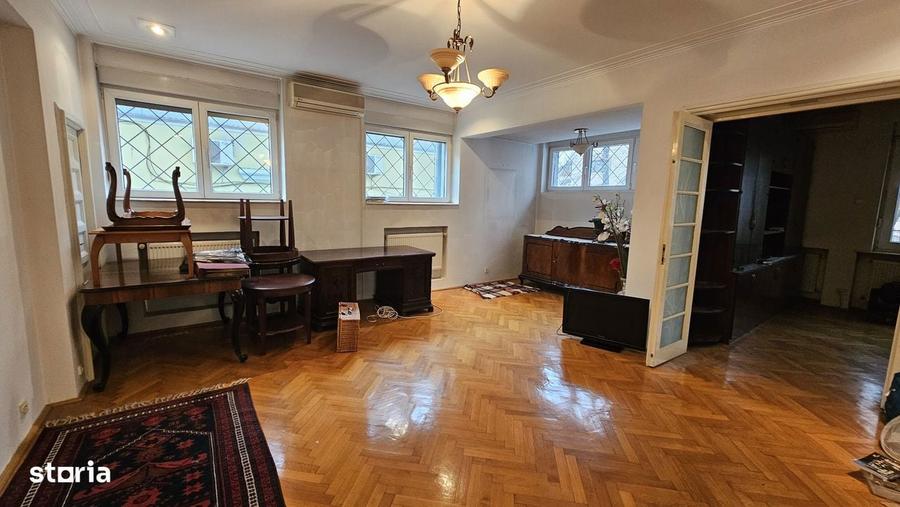 Casă cu 6 camere cu Garaj în Domenii