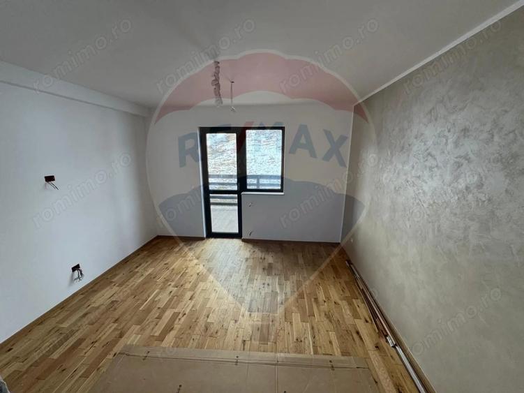 Casă cu Teren 1550 Mp în Dărmănești