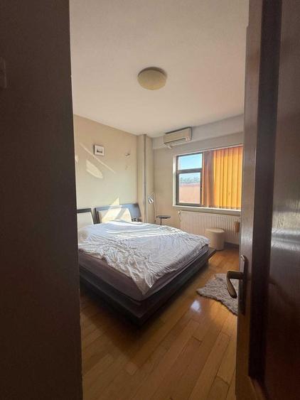 Apartament cu 4 camere semidecomandat în Democrației