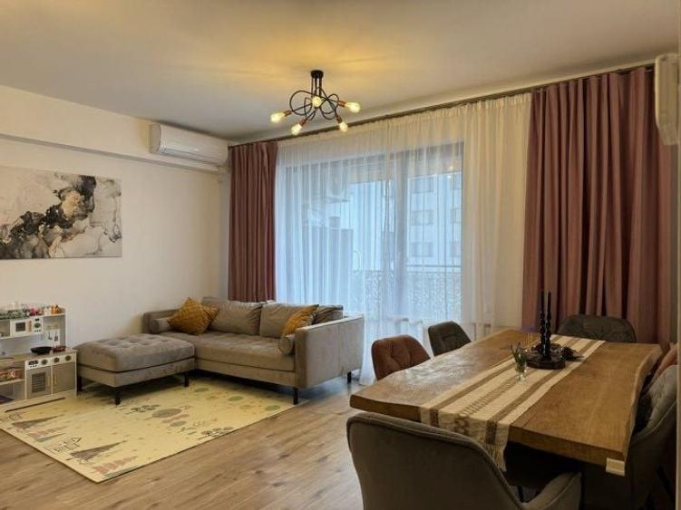 Apartament cu 4 camere decomandat, mobilat în Băneasa