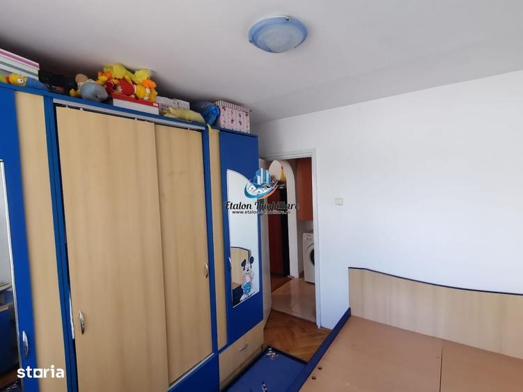 Apartament cu 3 camere semidecomandat în Calea Romanului