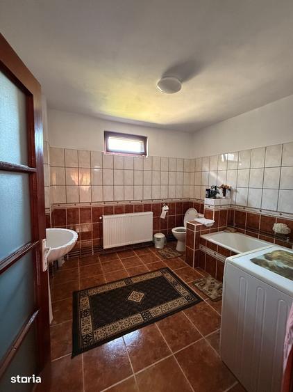 Casă cu 7 camere cu Teren 830 Mp în