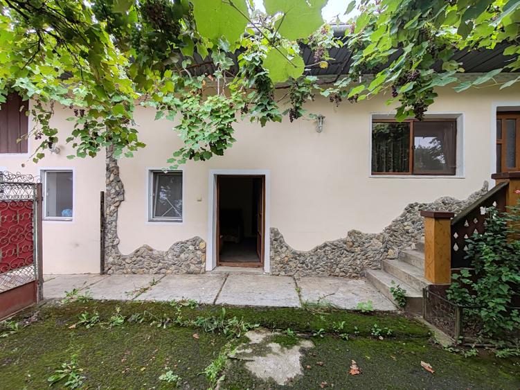 Casă individuală cu 6 camere cu Teren 900 Mp în Șercăița