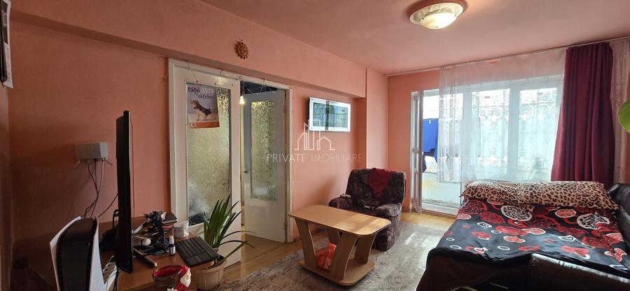 Apartament cu 3 camere semidecomandat, mobilat în Est