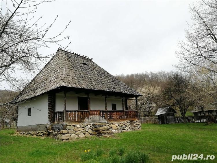 Casă cu 2 camere cu Teren 5000 Mp în Râmeț