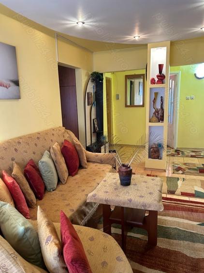 Apartament cu 4 camere decomandat în Micro 15