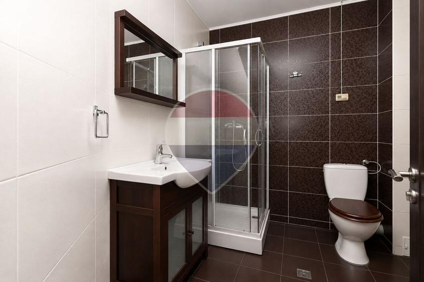Casă cu 6 camere cu Teren 509 Mp în Vest
