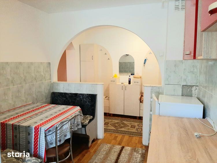 Apartament cu 3 camere semidecomandat în Micro 16