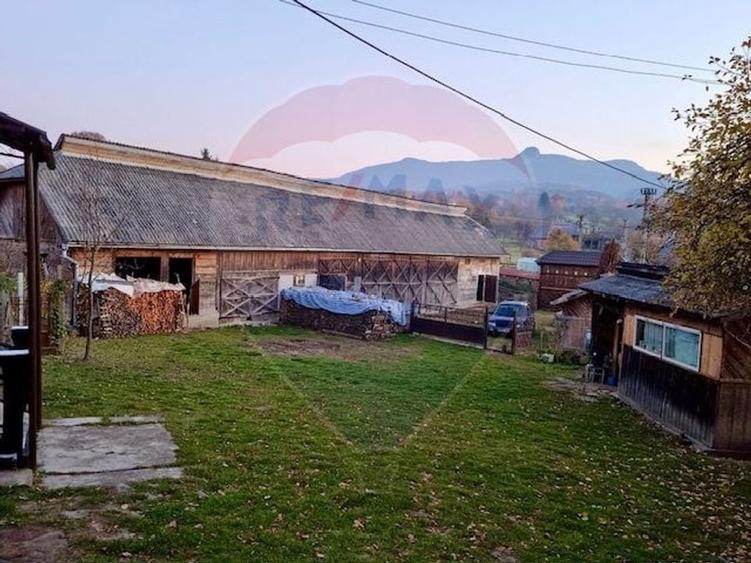 Casă individuală cu 4 camere cu Teren 36970 Mp în Mara