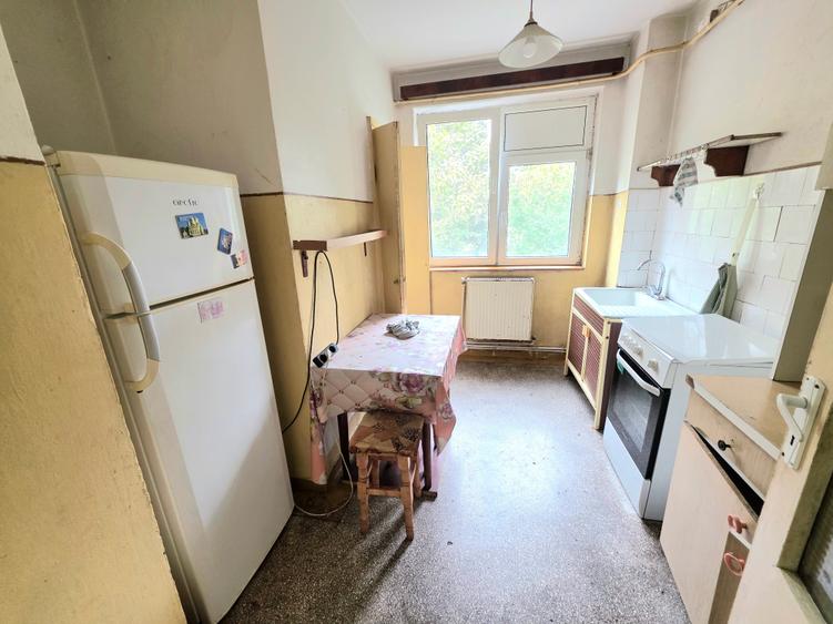 Apartament cu 4 camere semidecomandat în Hipodrom