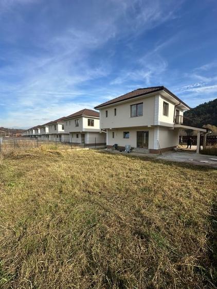 Casă individuală cu 4 camere cu Canalizare în Luna de Sus