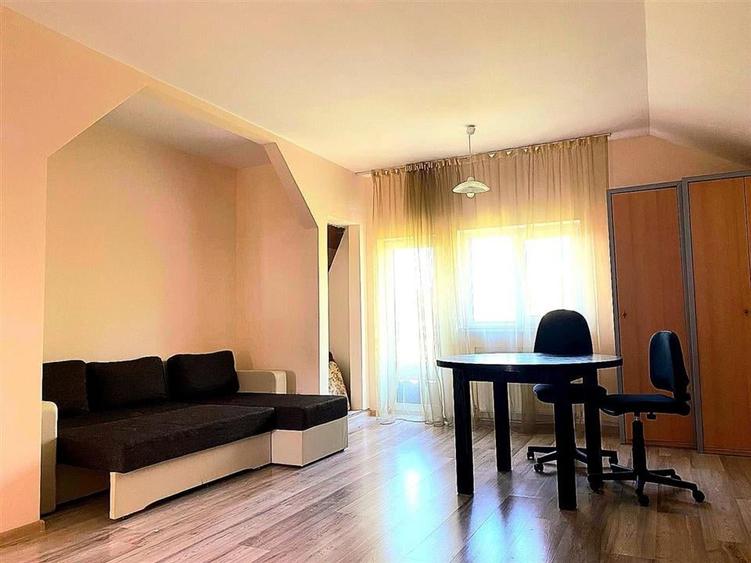 Casă individuală cu 10 camere cu Canalizare în 9 Mai