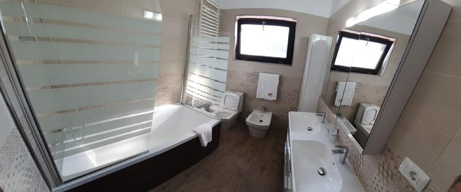 Casă individuală cu 4 camere cu Canalizare în Cârcea