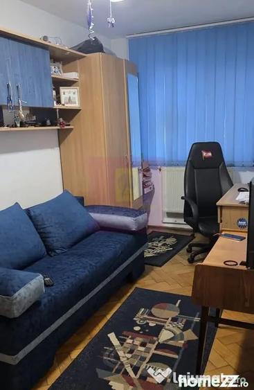 Apartament cu 3 camere decomandat în Piața Centrală
