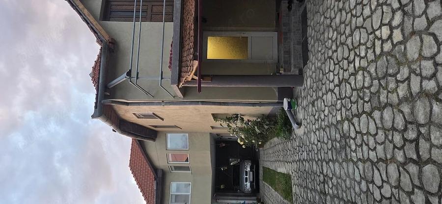 Casă cu 5 camere cu Teren 500 Mp în Central