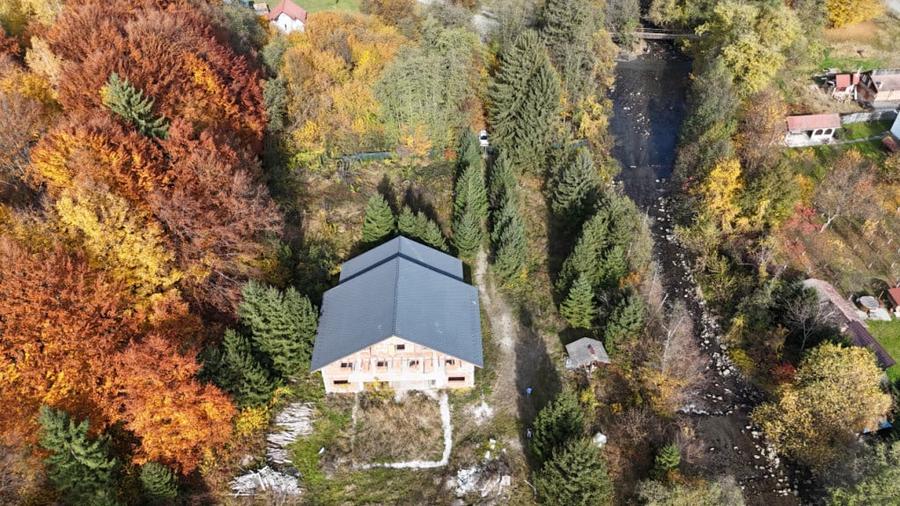 Casă cu 17 camere cu Teren 7000 Mp în Central