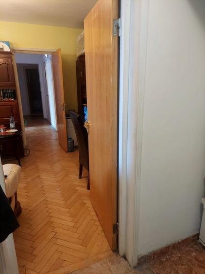 Apartament cu 4 camere semidecomandat în Titan