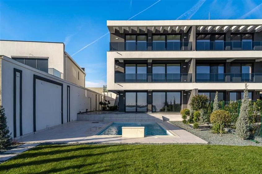 Casă individuală cu 5 camere cu Piscina în Central
