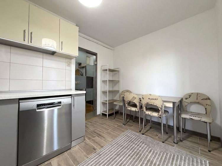 Apartament cu 3 camere decomandat, mobilat în Lipovei