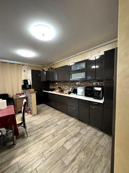 Apartament cu 4 camere decomandat în Florești