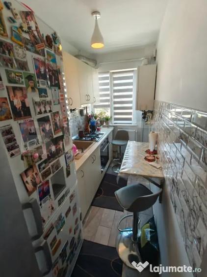 Apartament cu 2 camere semidecomandat în Craiovița Nouă