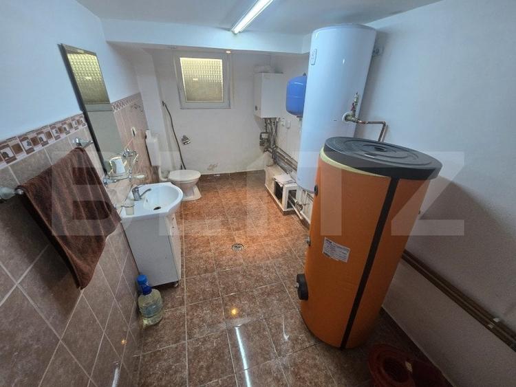 Casă individuală cu 9 camere cu Canalizare în Cetate