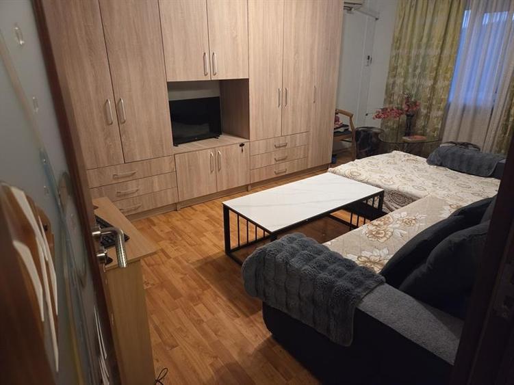 Apartament cu 3 camere decomandat în Rovine