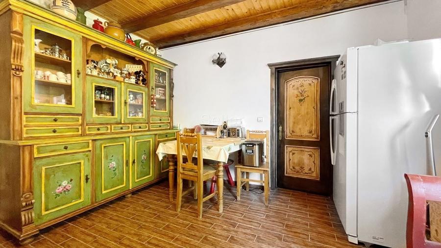 Casă individuală cu 11 camere cu Canalizare în Poiana Mărului