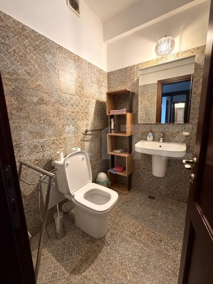 Apartament cu 3 camere semidecomandat, mobilat în Semicentral