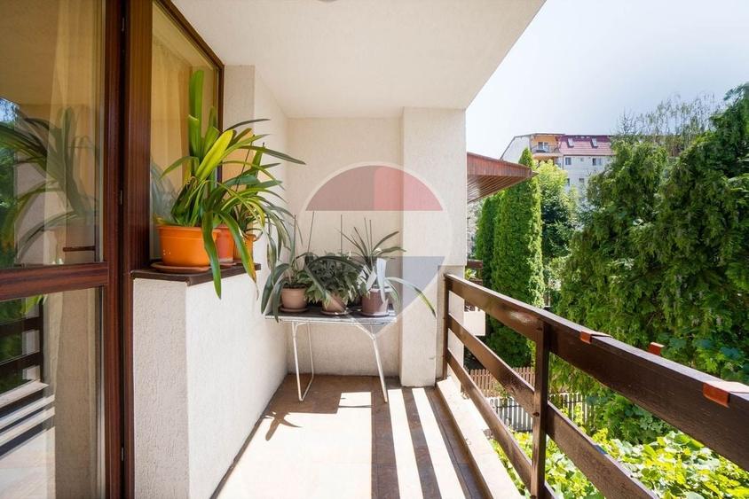 Casă individuală cu 7 camere cu Teren 1167 Mp în Tractorul